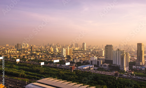 Plakat miejski poranek cityscape budynku na panoramę wschód słońca