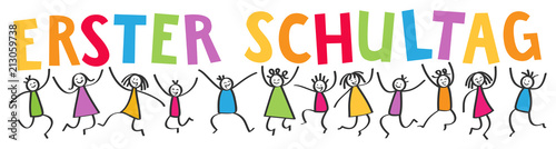 ERSTER SCHULTAG, bunte Buchstaben, Kinder springen hoch, Grundschüler