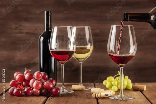 Dekoracja na wymiar  czerwone-wino-nalewane-do-szklanki-z-butelki-z-miejscem-na-kopie