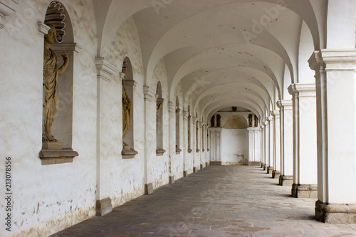 Fotomural Arcade of colonnade in flower garden of Kromeriz