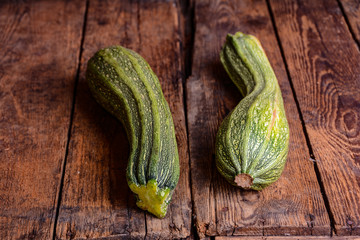 Zucchini auf Holztisch Rustikal