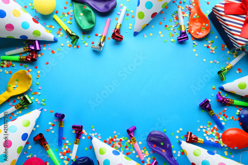 Fotografía Birthday party caps, blowers and balloons on blue background