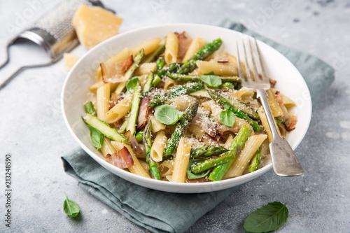 Fotomural asparagus and bacon penne pasta with parmesan cheese in white bowl