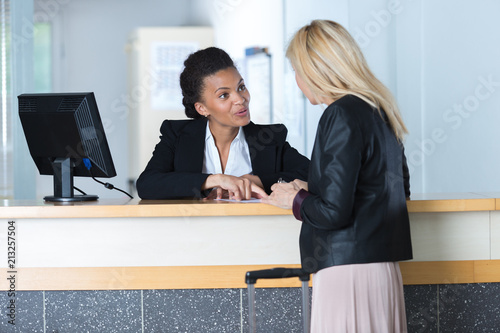 Cuadros en Lienzo woman asking a receptionist