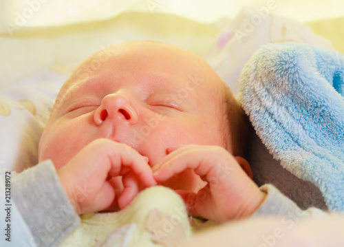 Fotografía Little newborn baby sleeping calmly in blanket