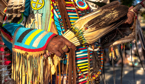 Fotografía Native American Indian. close up of colorful dressed native man.