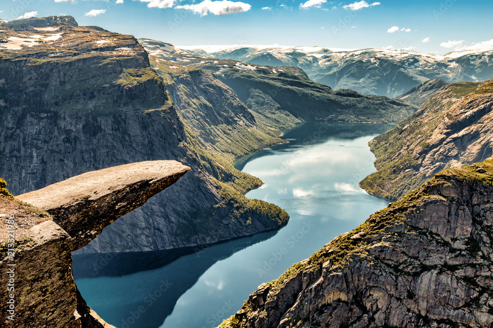 Trolltunga Norwegen - Wandern im Urlaub - obrazy, fototapety, plakaty 
