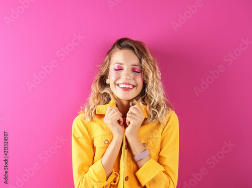 Fotomural Beautiful young woman posing on color background. Summer fashion