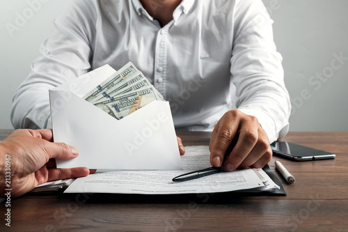 Fotomural Hand with envelope and US dollars