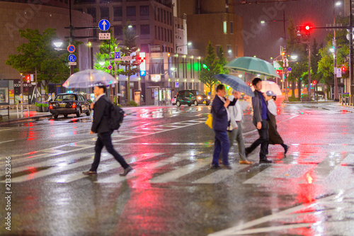 夜の雨降る横断歩道 Stock 写真 Adobe Stock