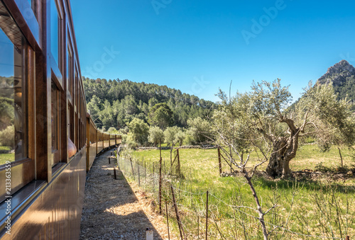 Photographie Historic train Tram between Soller and Palma with views over the Soller village