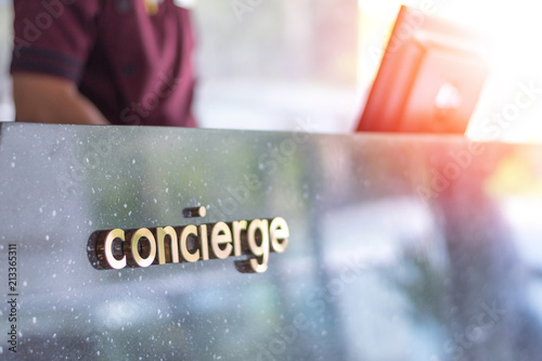 Fotografía Concierge service desk counter with staff team working in front of hotel with tourist business customer