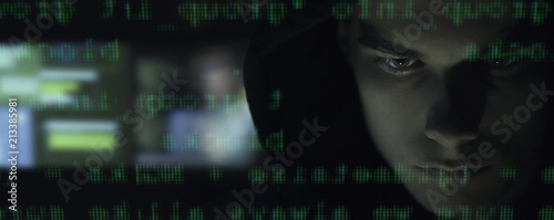 Fotografía Cool your hacker portrait in the dark