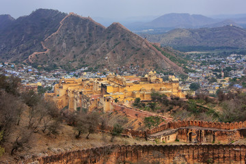 Wall Mural - Amber Fort and defensive walls of Jaigarh Fort in Rajasthan, India.