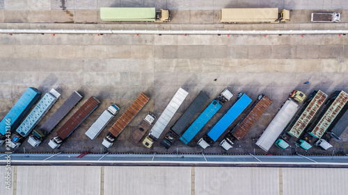 Fotomural Aerial top view of truck and cargo trailer unloading in logostics center