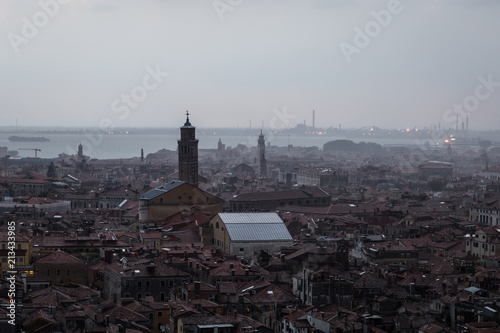 Plakat Wysokiego kąta widok Wenecja stary grodzki citysape na deszczowym dniu w Włochy
