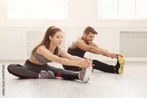 Cuadros en Lienzo Fitness couple at stretching training indoors