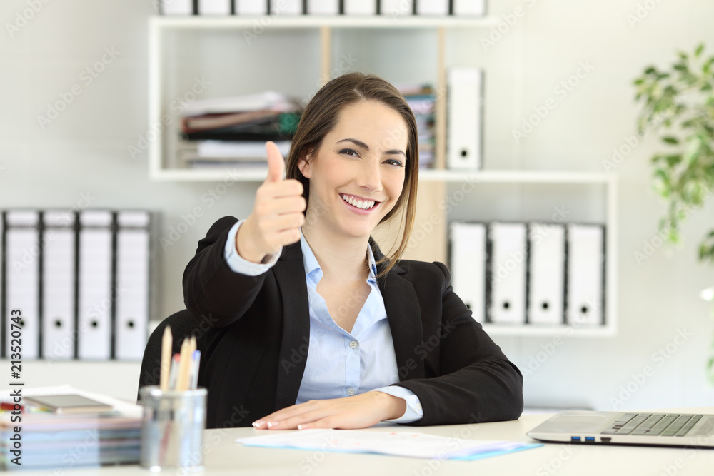 Proud office worker posing with thumbs up - obrazy, fototapety, plakaty 