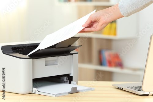 Cuadros en Lienzo Woman hand catching a document from a printer