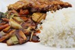 Knusprig gebackene Ente mit Chop Suey Gemüse und Reis, chinesische Art