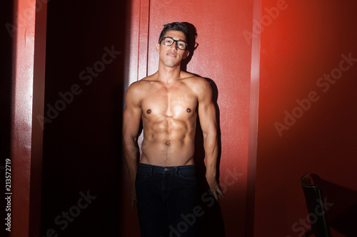 Fotografía Sexy nerdy guy leaning against wall