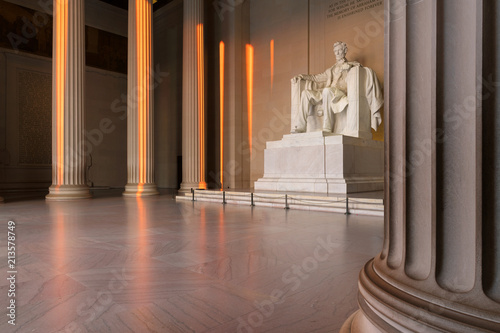 The Lincoln Memorial indoors at Sunrise on the National Mall in Washington DC Tableau sur Toile