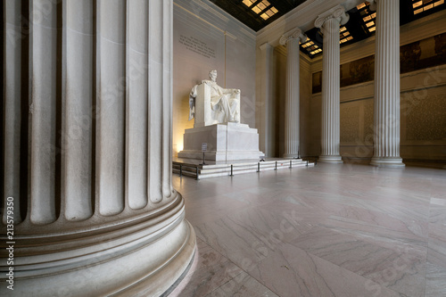 Cuadros en Lienzo The Lincoln Memorial indoors at Sunrise on the National Mall in Washington DC