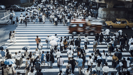 大阪の横断歩道を渡る人々