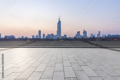 Plakat Panoramiczny skyline i nowoczesne budynki biurowe z pustej drodze, puste betonowe kwadratowe podłogi