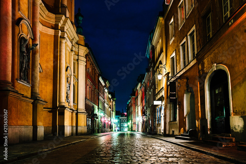 Plakat stara historyczna część Warszawy w Polsce w świetle nocnych świateł