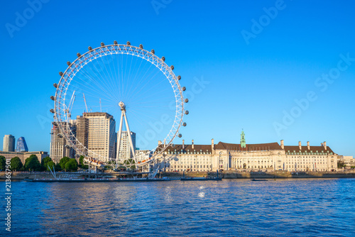 Fotografía riverbank of thames river in london