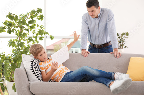 Fotografía Father scolding child while he using tablet at home