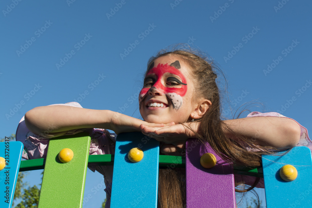 Dziewczynka na placu zabaw - obrazy, fototapety, plakaty 