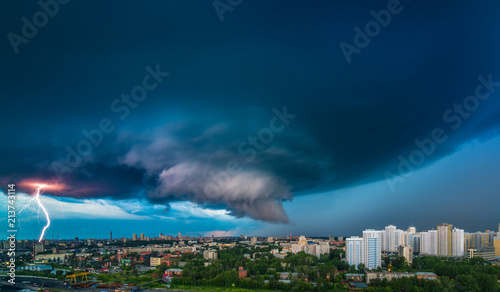 Fotografía Thunderstorm in the city downtown at summer evening