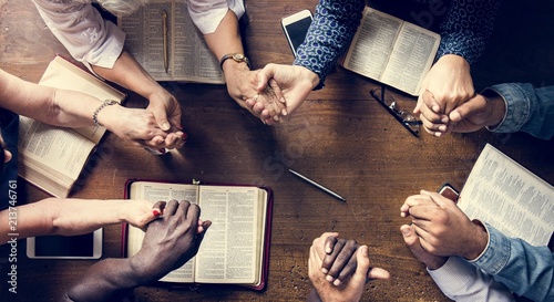 Cuadros en Lienzo Group of people holding hands praying worship believe