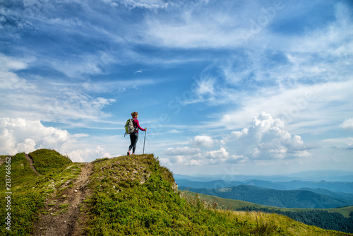 Photographie Young woman hiking in the mountains