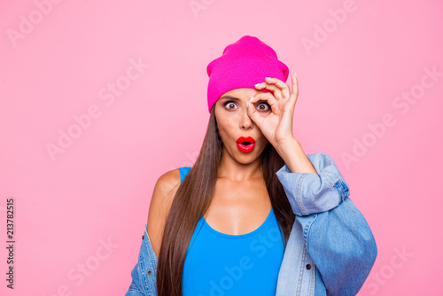 Fotografía I'm spy! Follow you! Close up photo portrait of funky pretty with opened mouth l