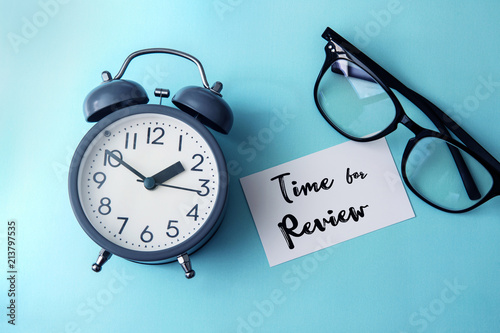 Fotografía Time concept with paper note of Time fo Review message , alarm clock with a re