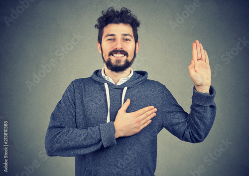 Photographie Young man making a promise