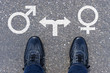 Schuhe mit Gender Symbol auf dem Asphalt, Gender Konzept Hintergrund.