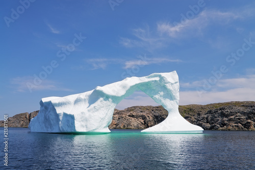 Fotografía Iceberg in front of a rocky island, Newfoundland and Labrador