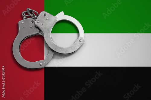Fotografía United Arab Emirates flag and police handcuffs
