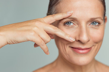 Wall Mural - mature woman eyes