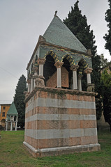 Poster - Italy, Bologna ark of the jurist Ronaldino dei Romanzi in the back of San Francesco church.