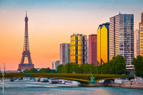 Plakat Zachód słońca widok z wieży Eiffla i Sekwany w Paryżu, Francja.