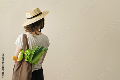 Fotografía young woman holding textile grocery bag with vegetables