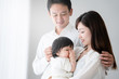 © aijiro - 家族イメージ、赤ちゃんと両親