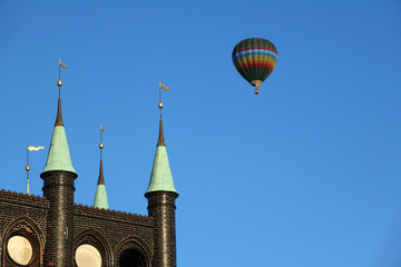 Wall Mural - Heißluftballon am Rathaus in Lübeck