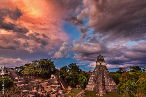 Zdjęcie XXL Tikal, ruiny Majów, główny plac, świątynia I i Północny Akropol w Gwatemali