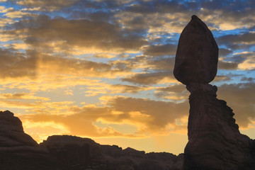 Wall Mural - Balanced Rock at Sunrise